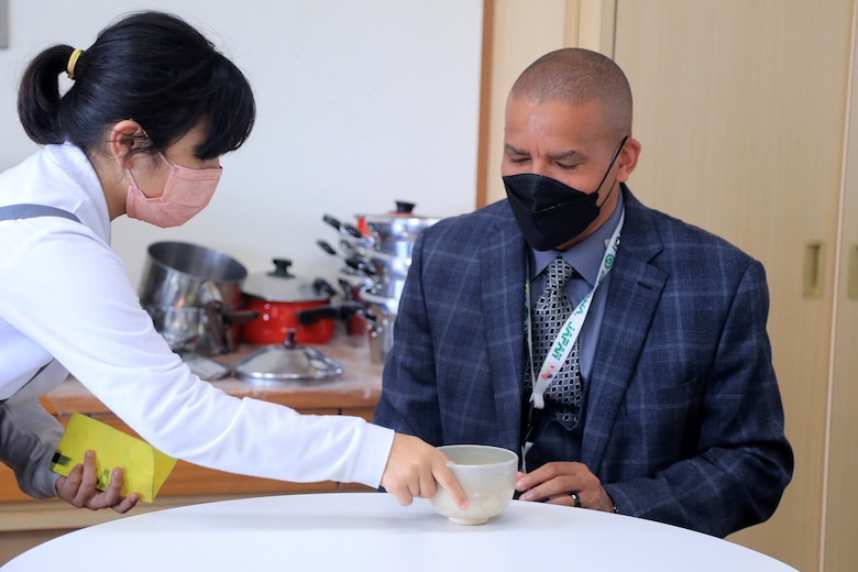 クバサキ高校の士官候補の訓練生が自分たちが集めた沢山のおもちゃを持って北谷町立浜川小学校に訪問し、異文化交流を行いました。