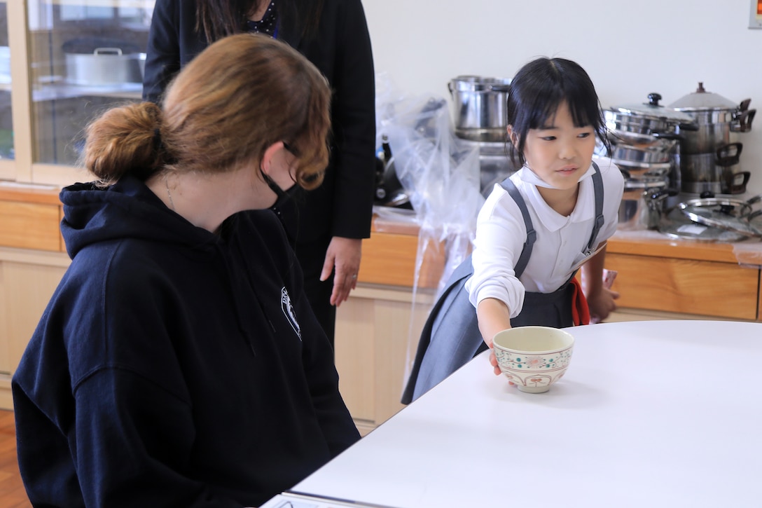 クバサキ高校の士官候補の訓練生が自分たちが集めた沢山のおもちゃを持って北谷町立浜川小学校に訪問し、異文化交流を行いました。