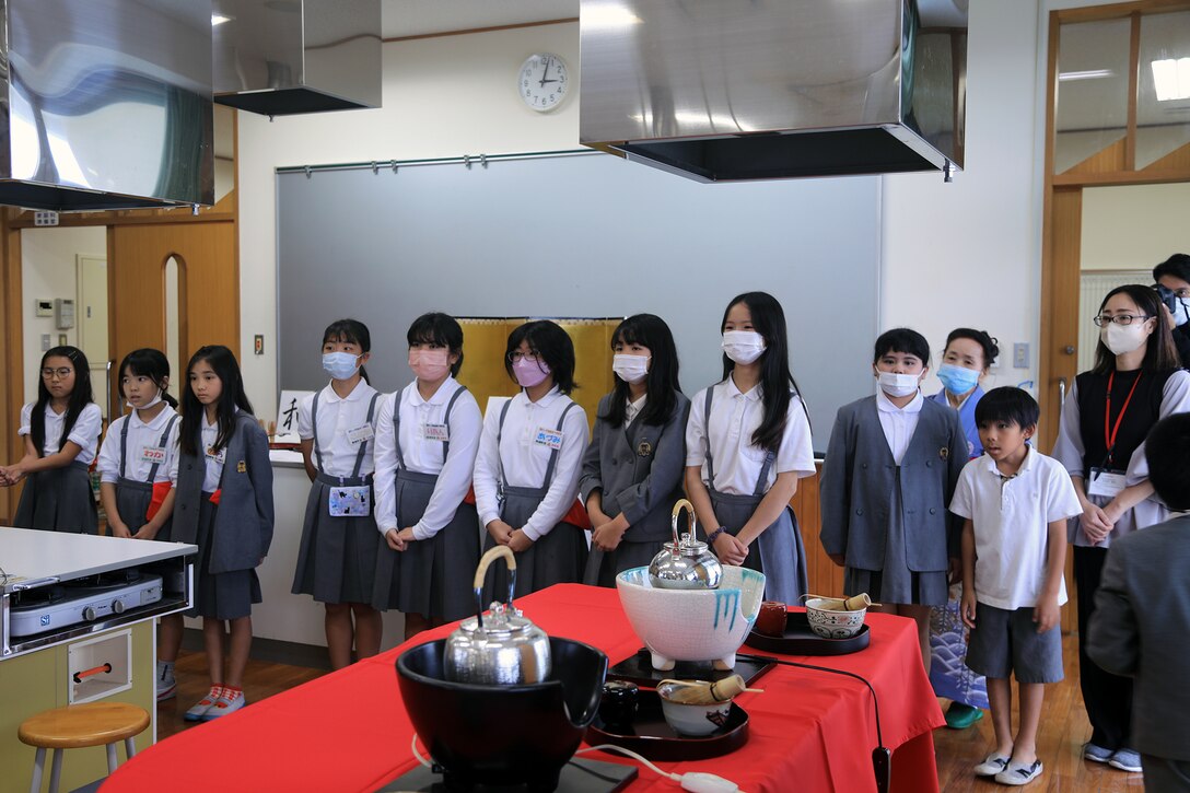 クバサキ高校の士官候補の訓練生が自分たちが集めた沢山のおもちゃを持って北谷町立浜川小学校に訪問し、異文化交流を行いました。