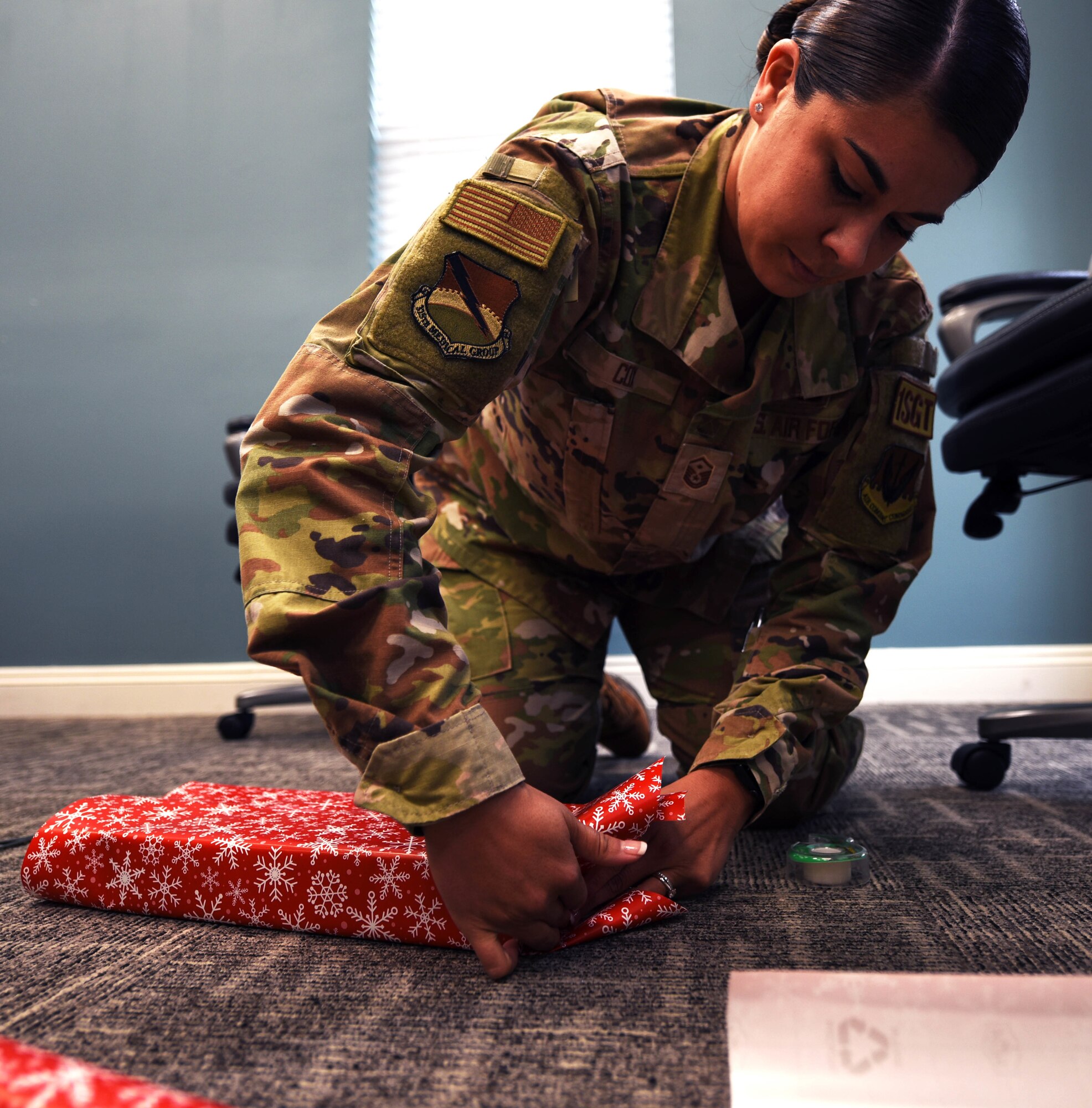 Airmen wrap holiday gifts