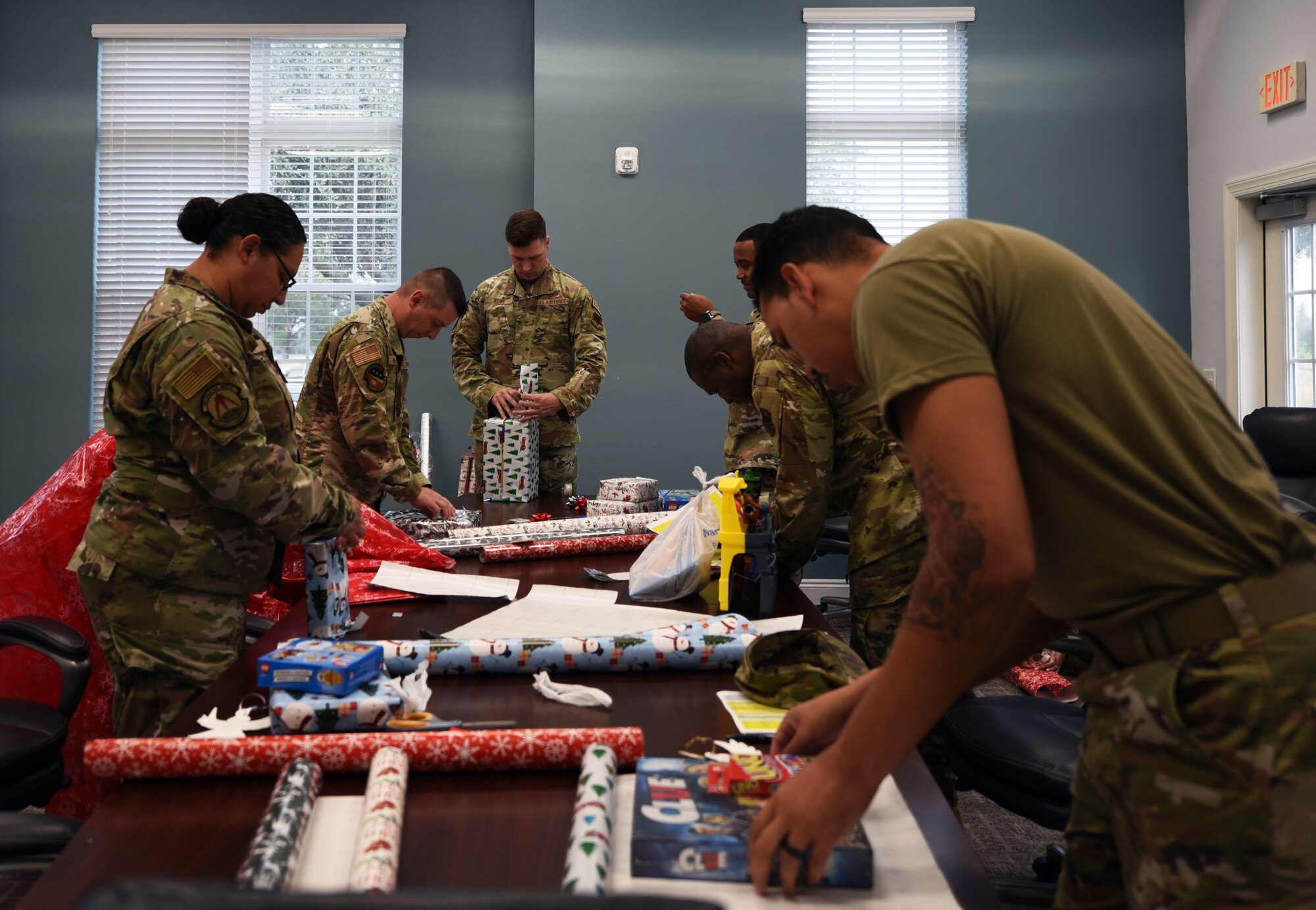 Airmen wrap holiday gifts