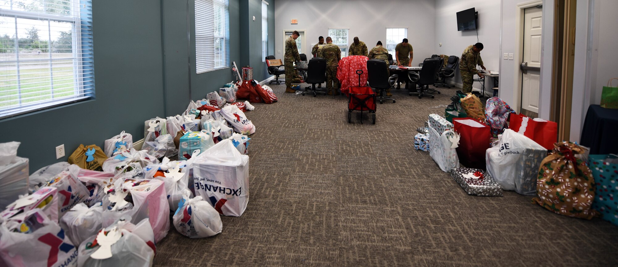 Airmen wrap holiday gifts