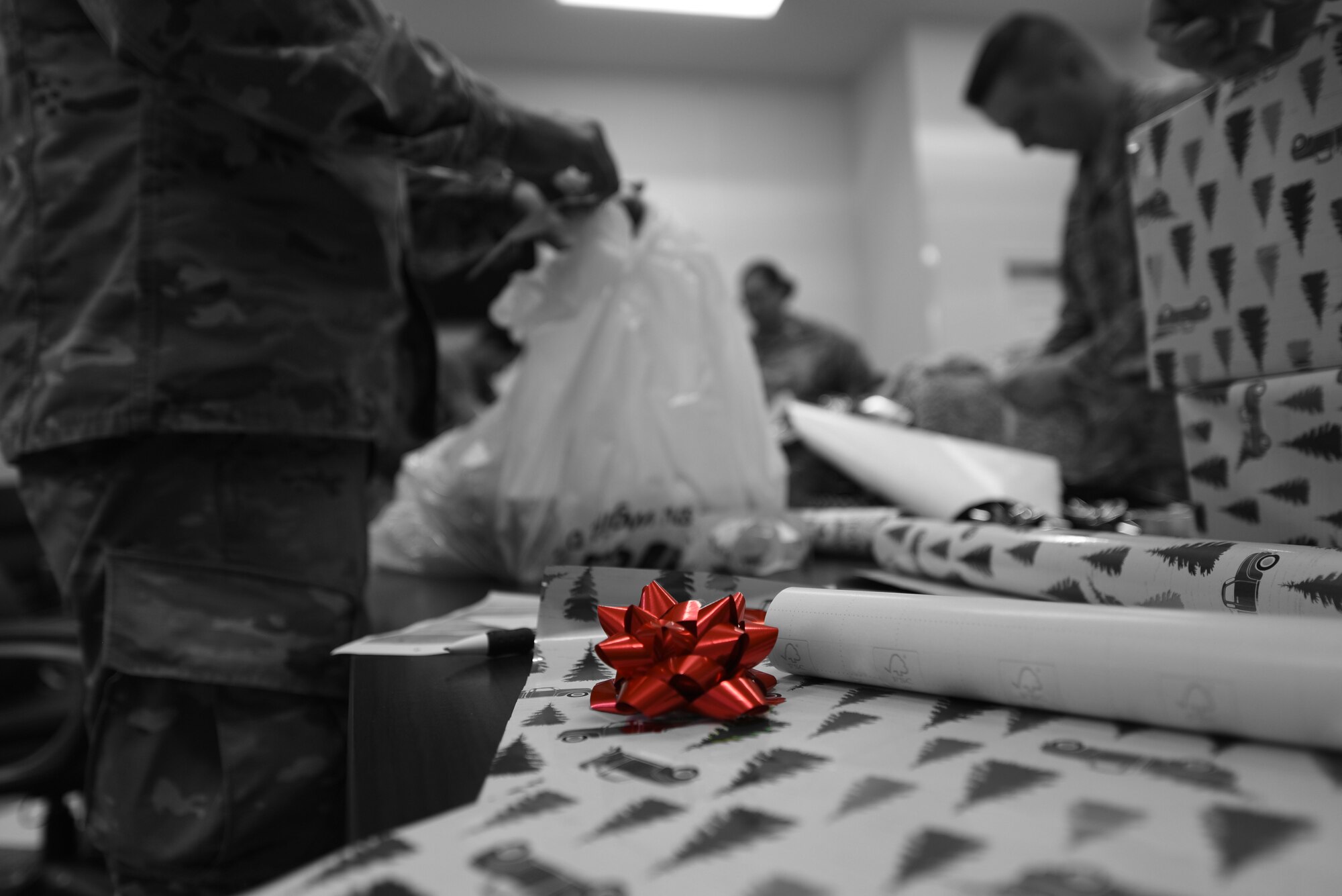 Airmen wrap holiday gifts