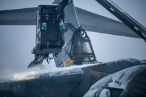 Airmen assigned to the 3rd Maintenance Squadron de-ice a C-17 Globemaster III