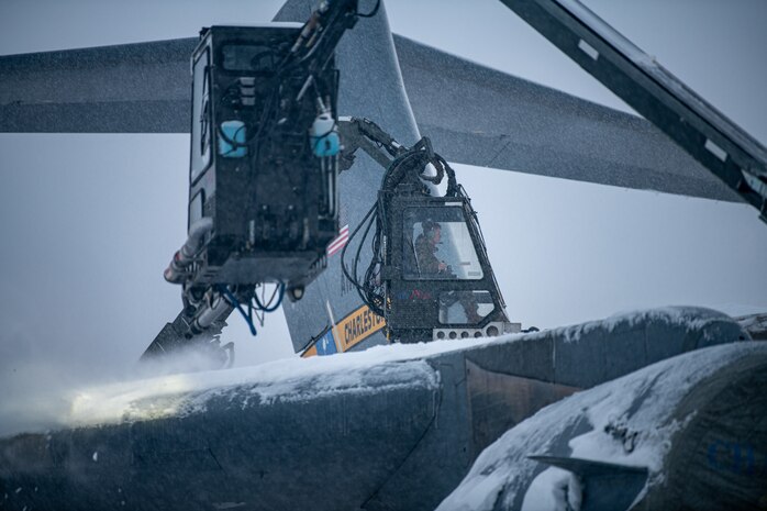 Airmen assigned to the 3rd Maintenance Squadron de-ice a C-17 Globemaster III