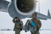Airmen assigned to the 437th Aircraft Maintenance Squadron prepare a C-17 Globemaster III for de-icing
