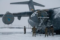 Airmen assigned to the 15th Airlift Squadron and 437th Aircraft Maintenance Squadron prepare a C-17 Globemaster III for de-icing
