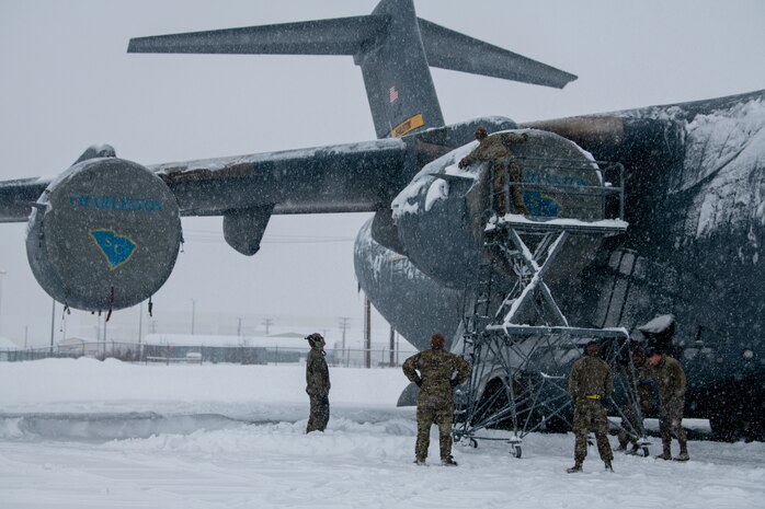 Airmen assigned to the 15th Airlift Squadron and 437th Aircraft Maintenance Squadron prepare a C-17 Globemaster III for de-icing