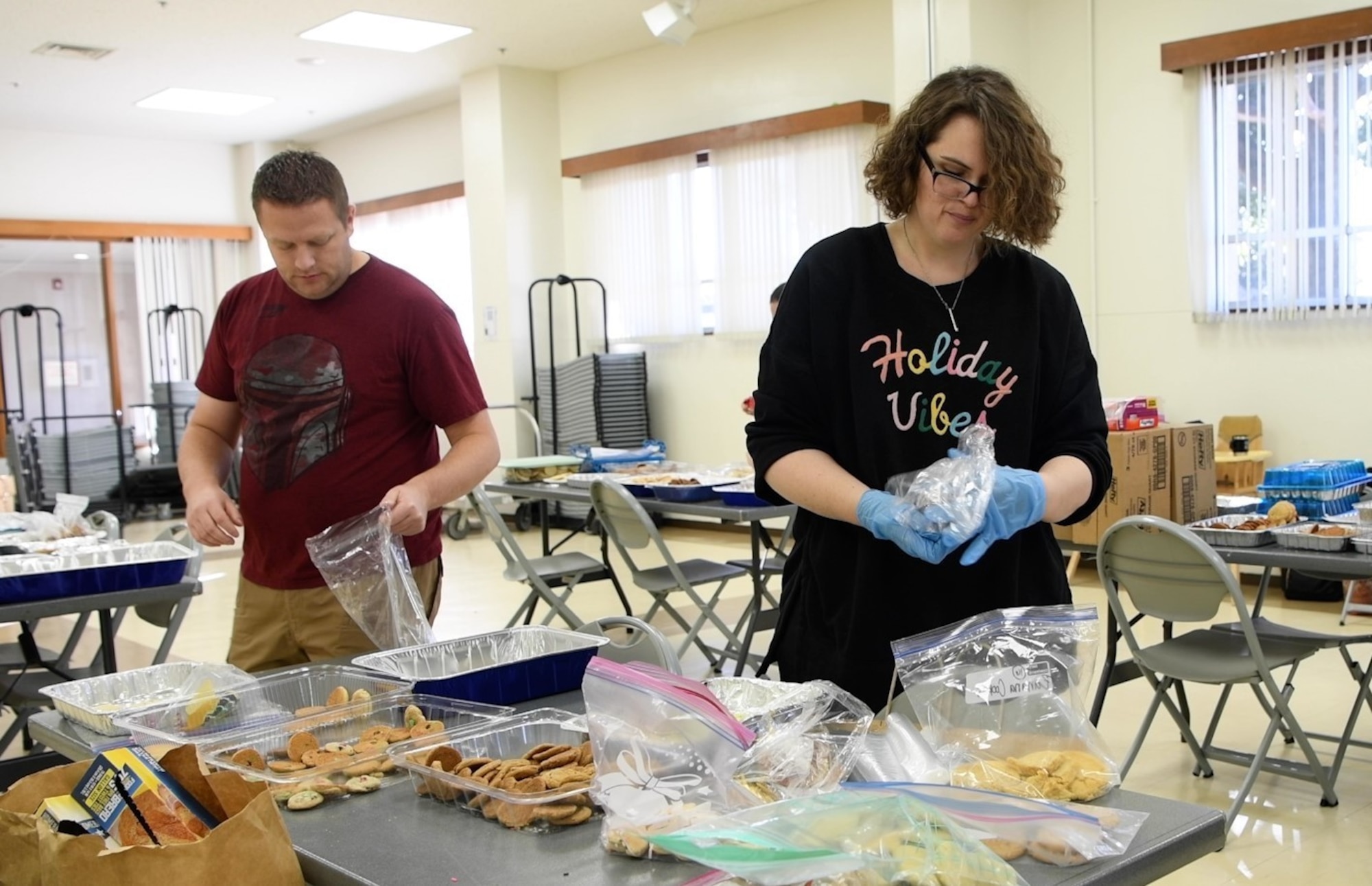 Volunteers bag cookies
