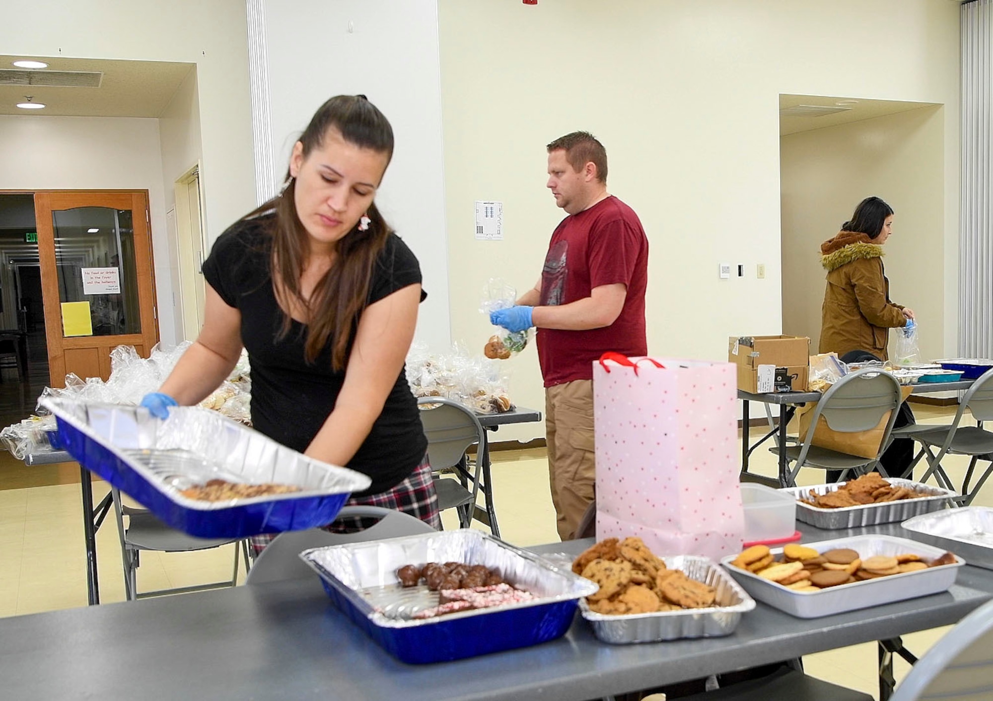 A volunteer prepares cookies to be bagged