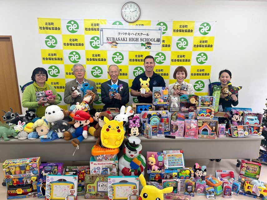 １２月１９日、社会福祉法人北谷町社会福祉協議会にJROTCの教官であるブレント・クック上級曹長（退役）がカデット（士官候補の訓練生）たちが集めた５歳以下の小さな子供のためのおもちゃを１００個以上持って訪問をしました。