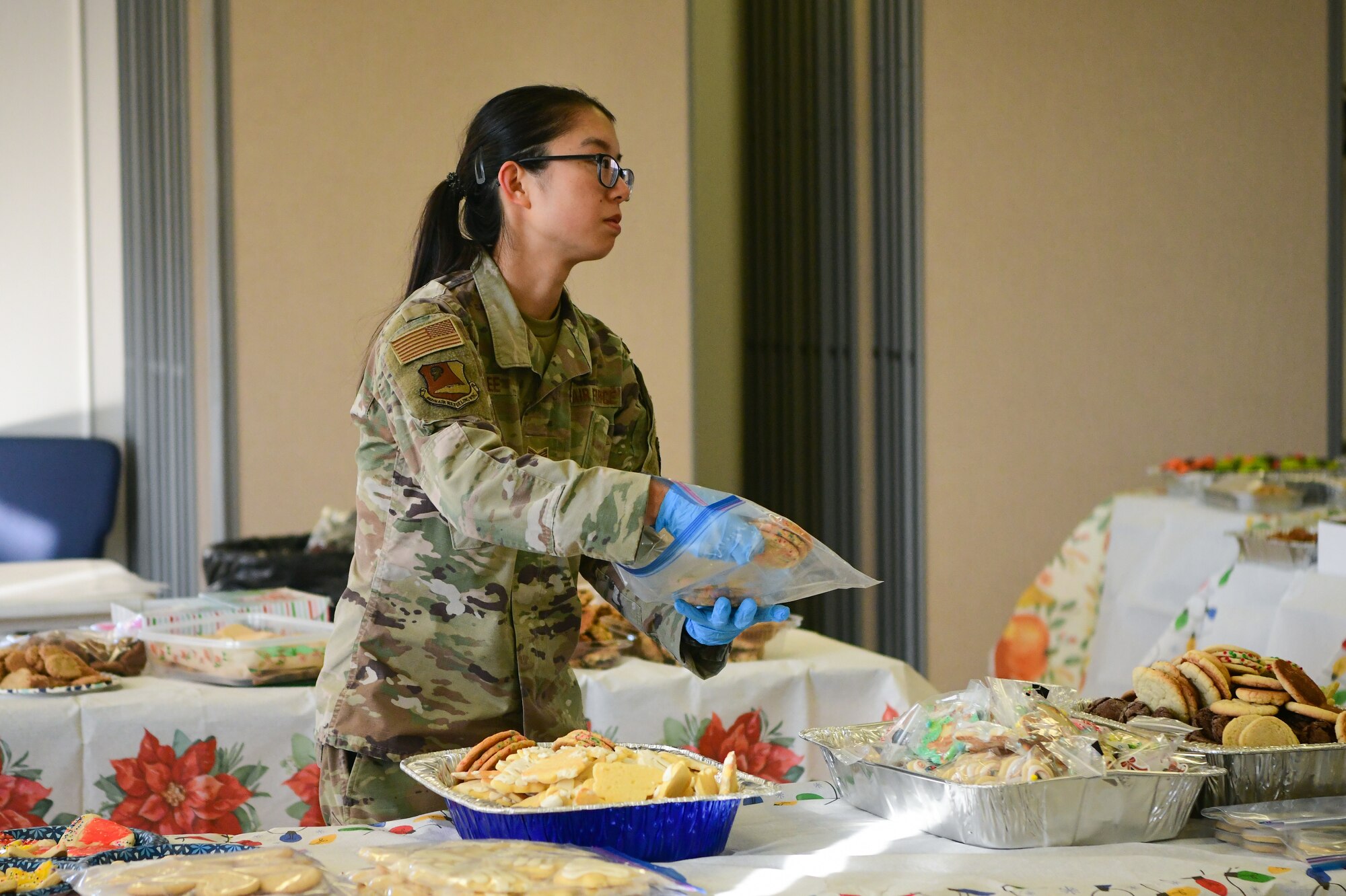 Tech. Sgt. Michelle Lee package cookies for the Cookie Crunch in the Foothills Chapel on Beale Air Force Base, Calif. on Dec. 16, 2022.