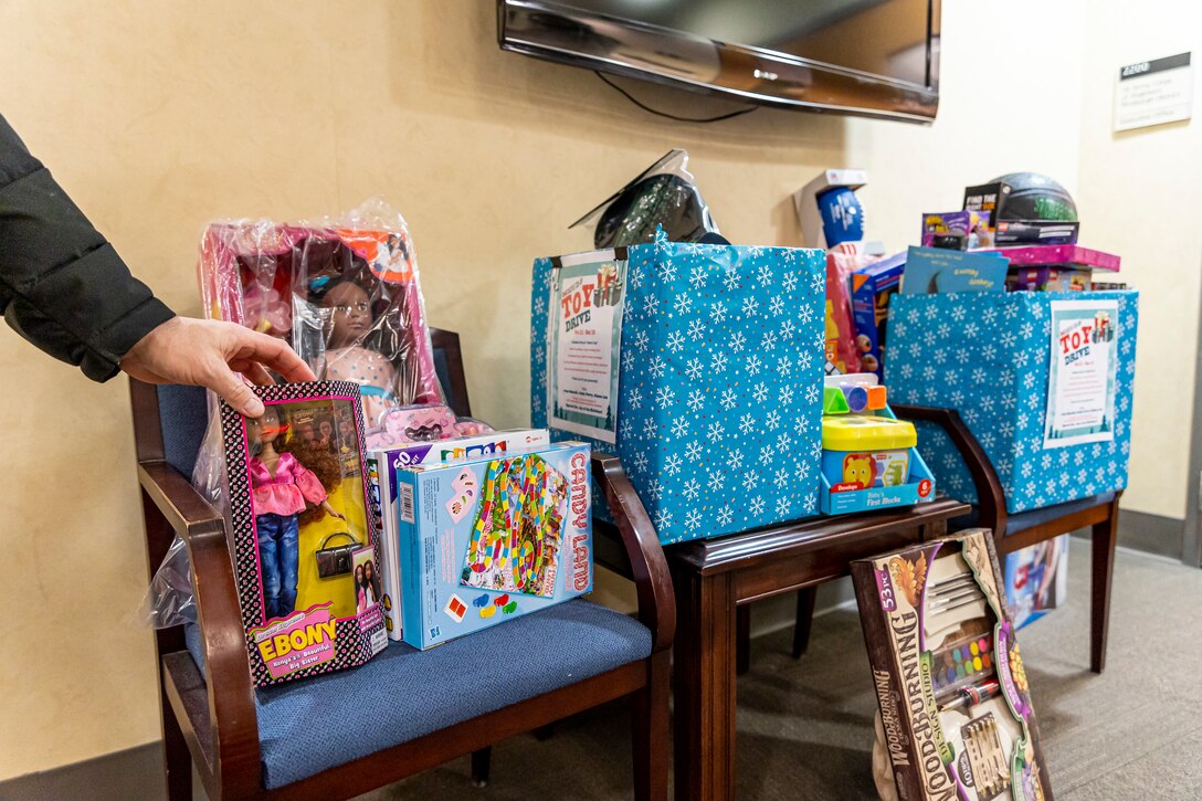 Pittsburgh District employees deliver toys for holidays.