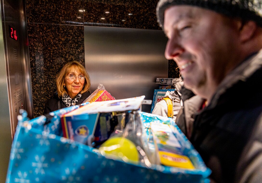 Pittsburgh District employees deliver toys for holidays.