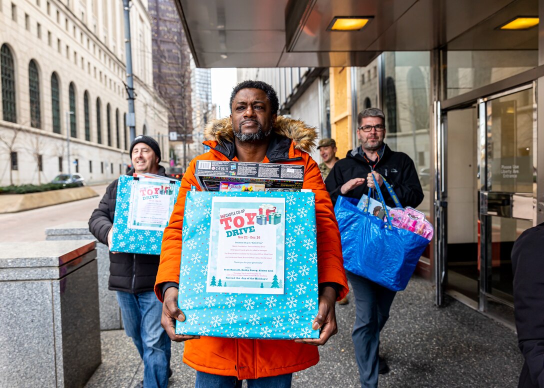 Pittsburgh District employees deliver toys for holidays.