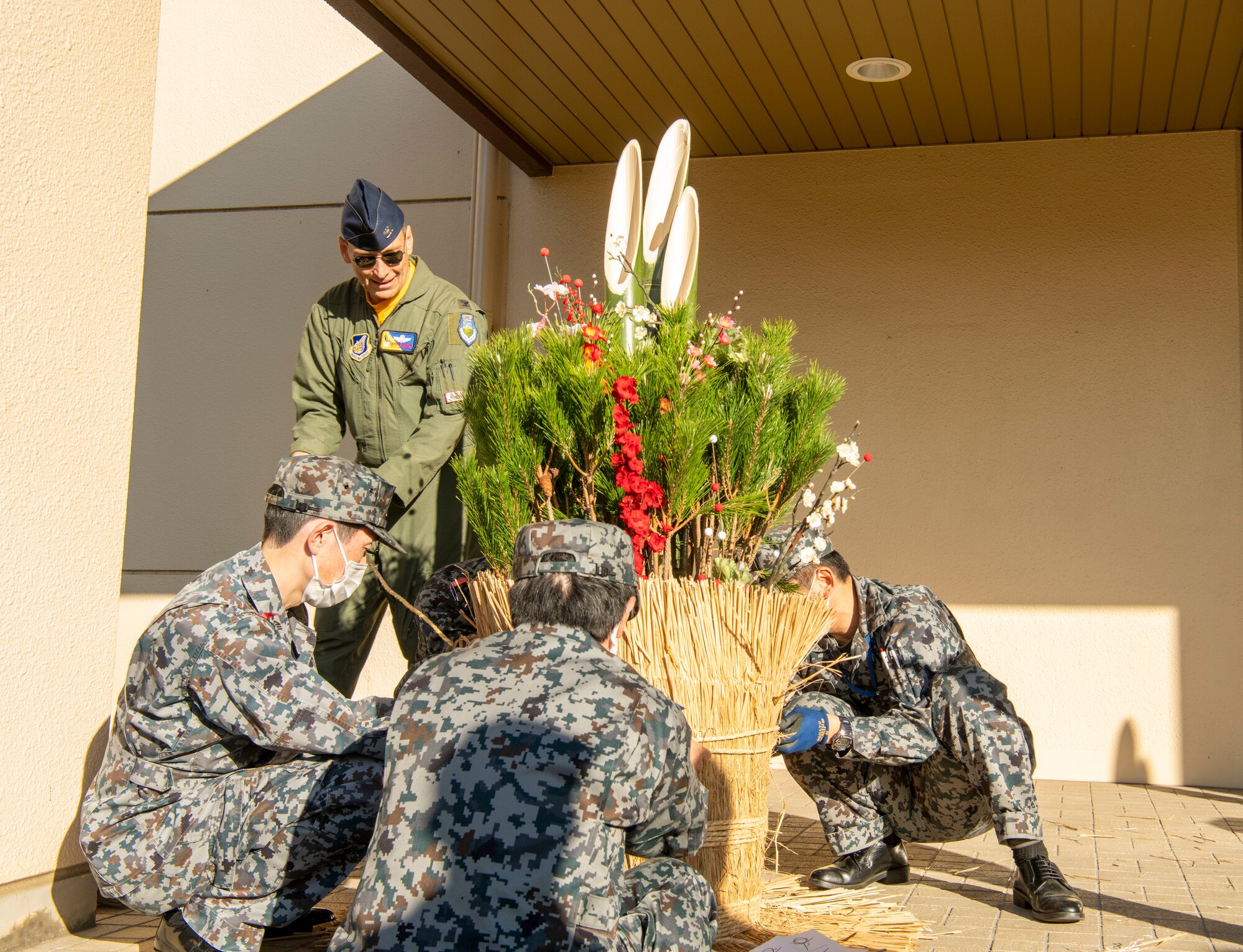 US and JASDF members build a Kadomatsu