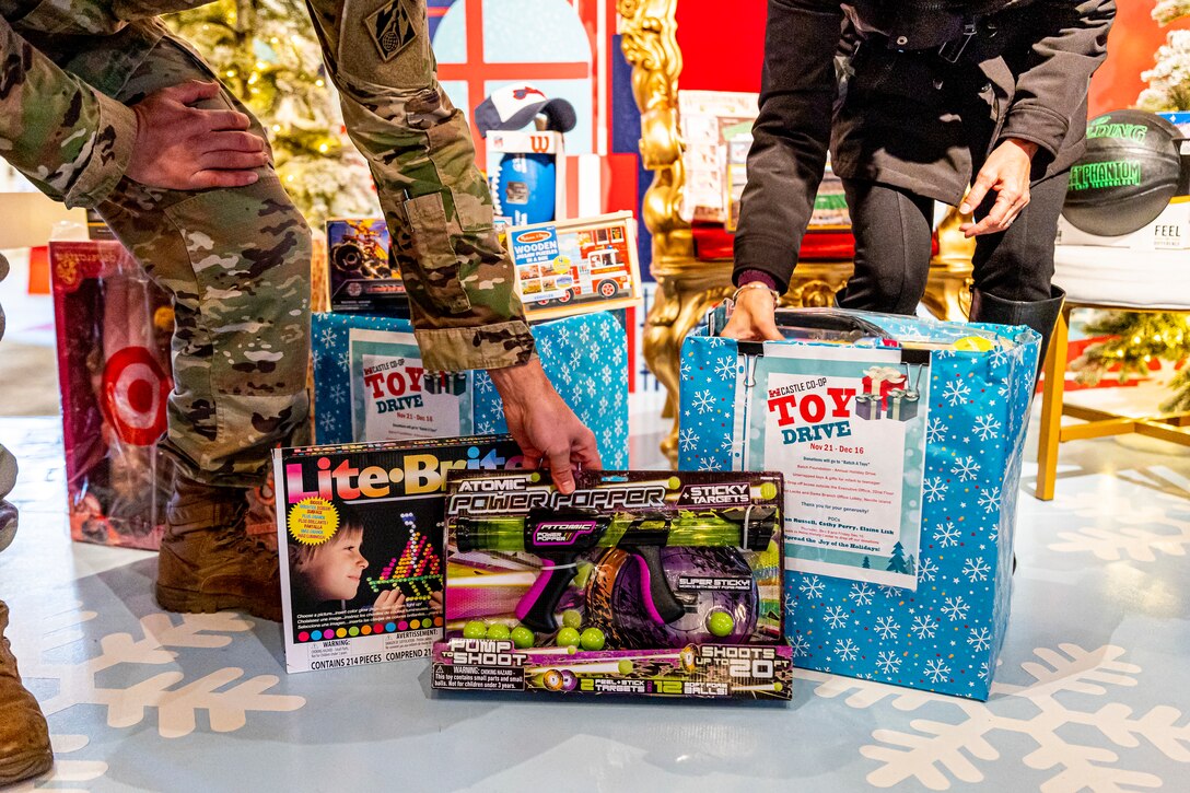 Pittsburgh District employees deliver toys for holidays.