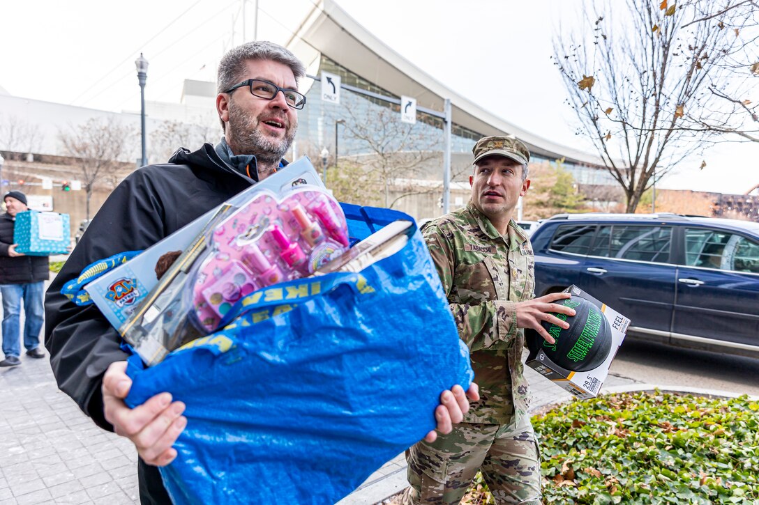 Pittsburgh District employees deliver toys for holidays.