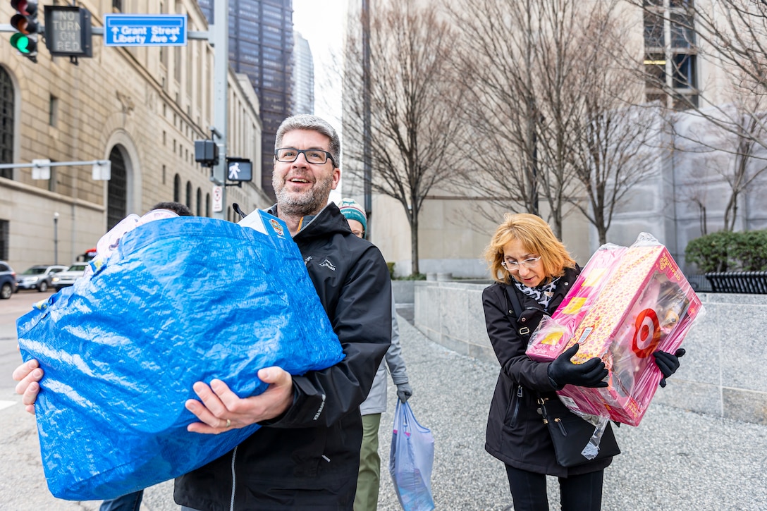 Pittsburgh District employees deliver toys for holidays.