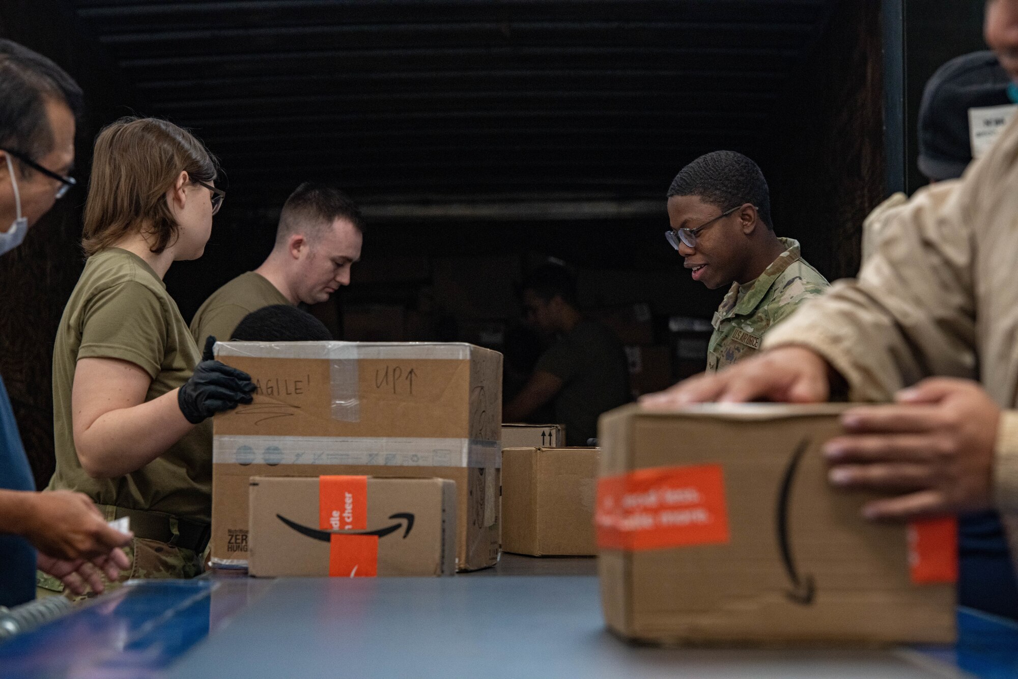Airmen unload mail.