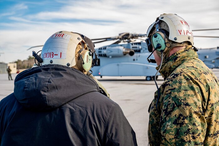 Secretary of the Navy Fly's with HMH-461