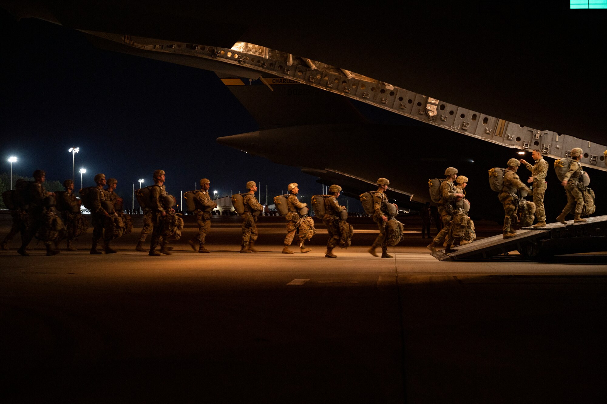 Soldiers load a C-17 Globemaster III