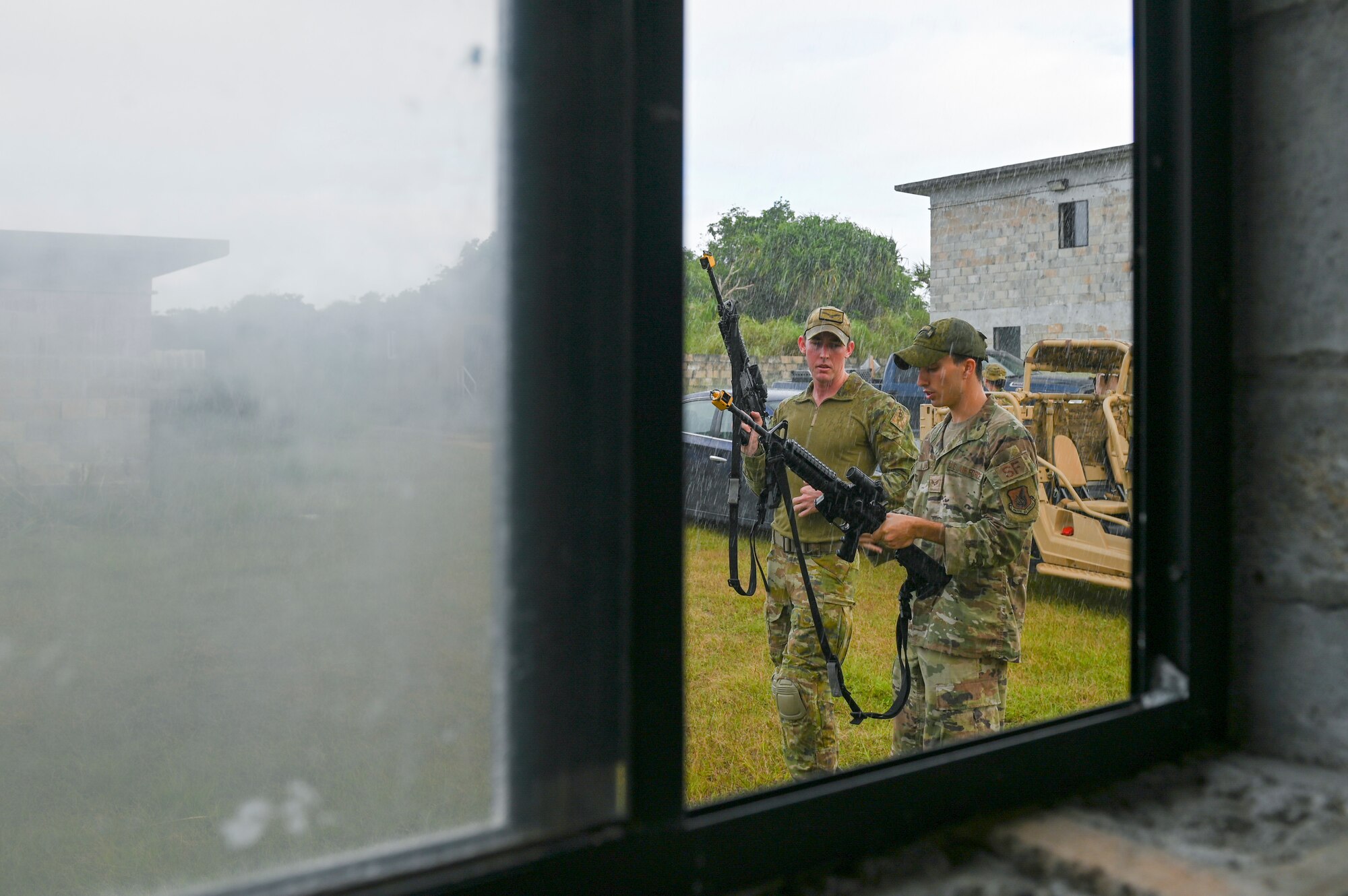 An Airmen informing an Australian about a weapon