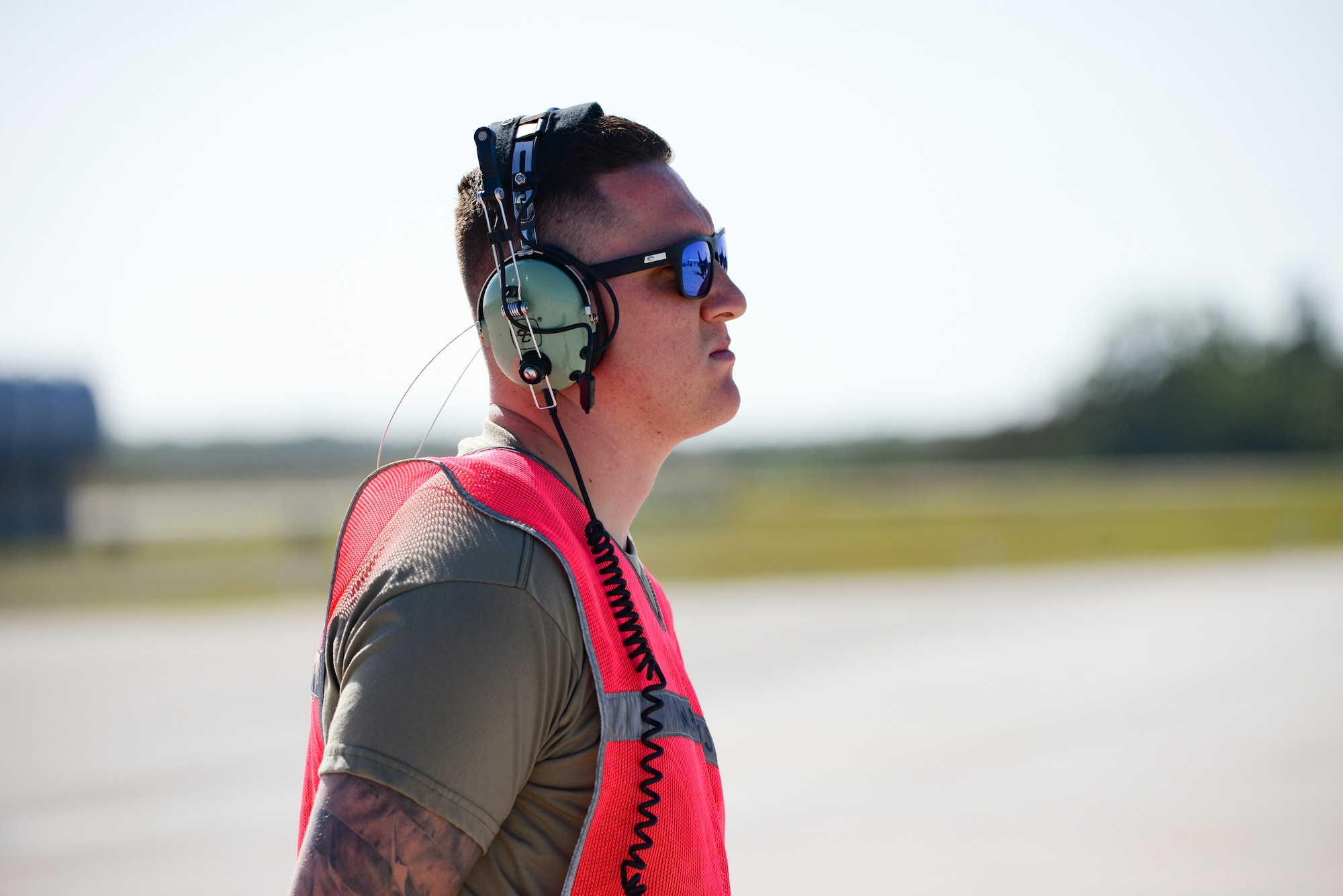 Image of an F-16 Fighting Falcon crew chief