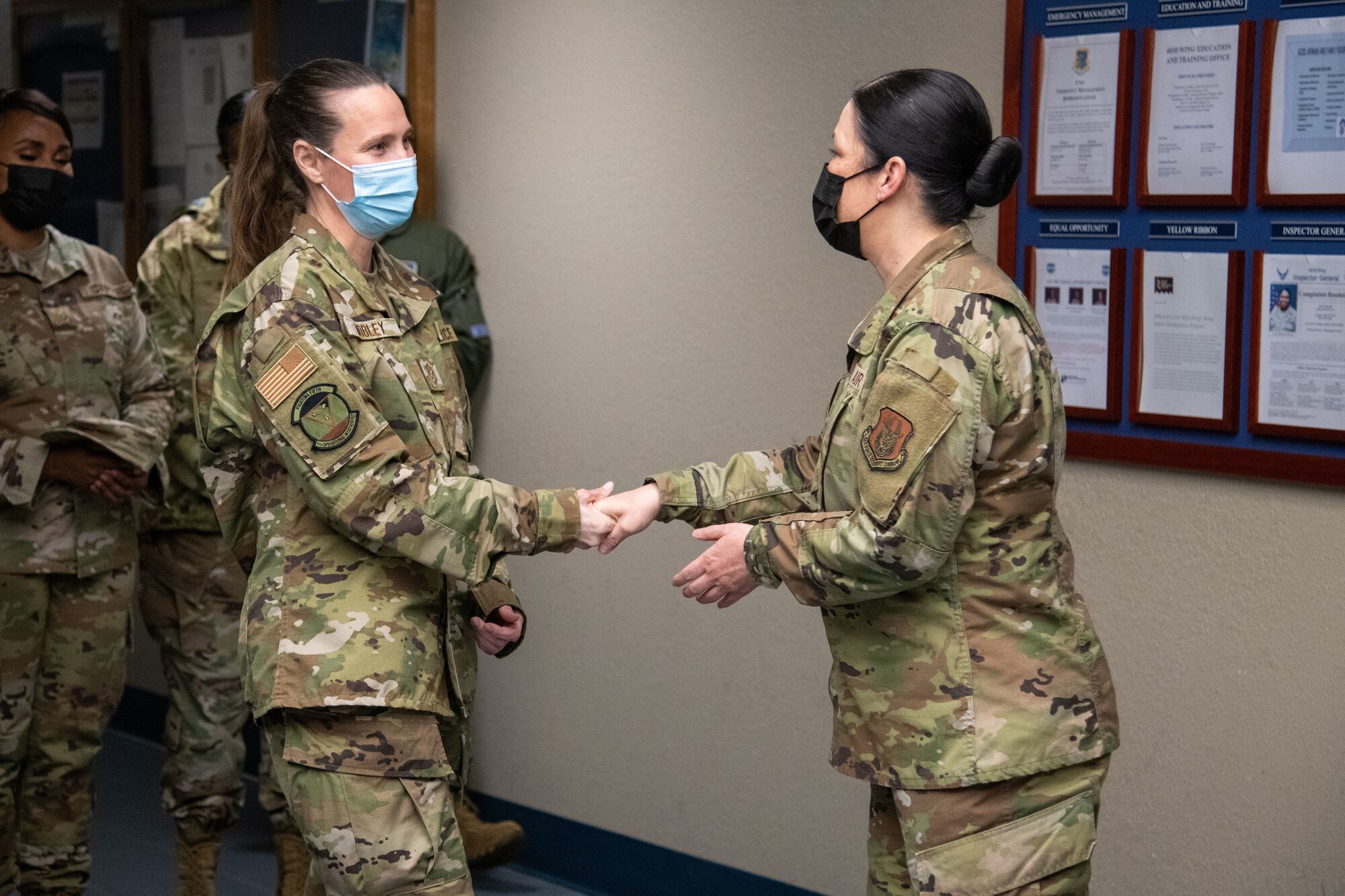 Two Airmen shake hands