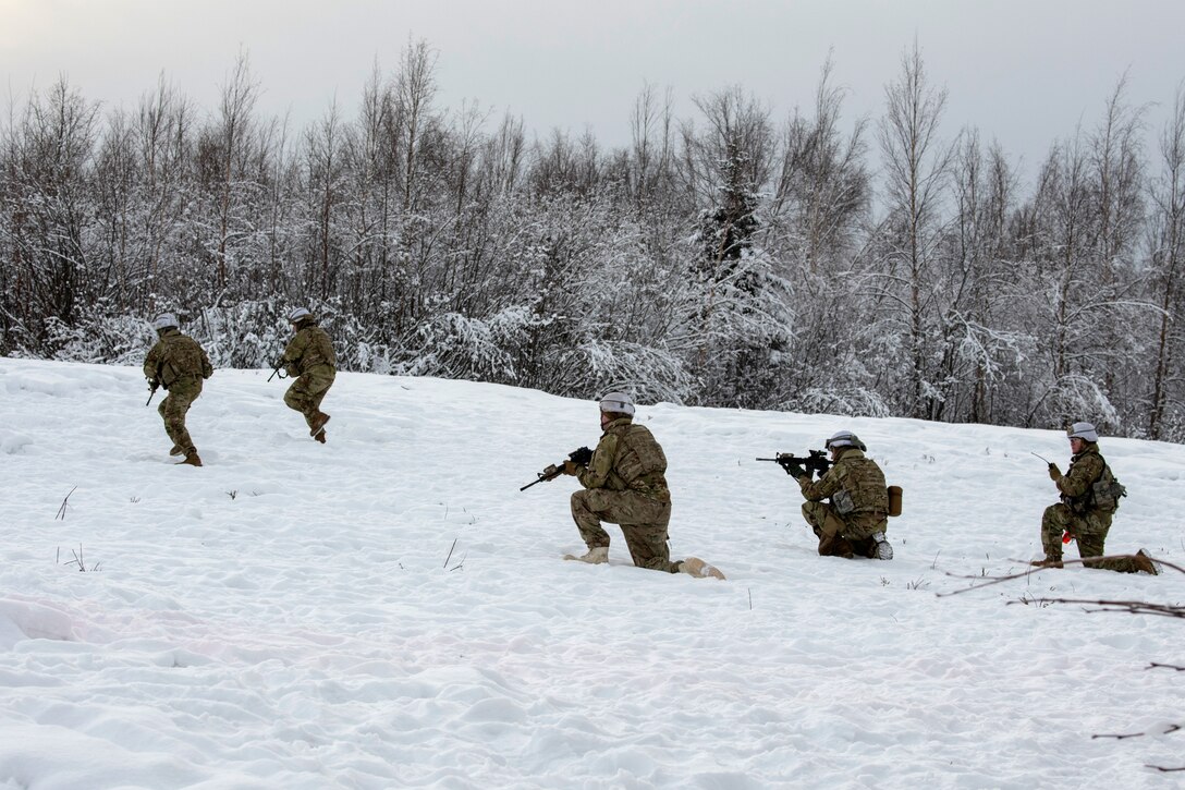 A group of paratroopers train in the snow.