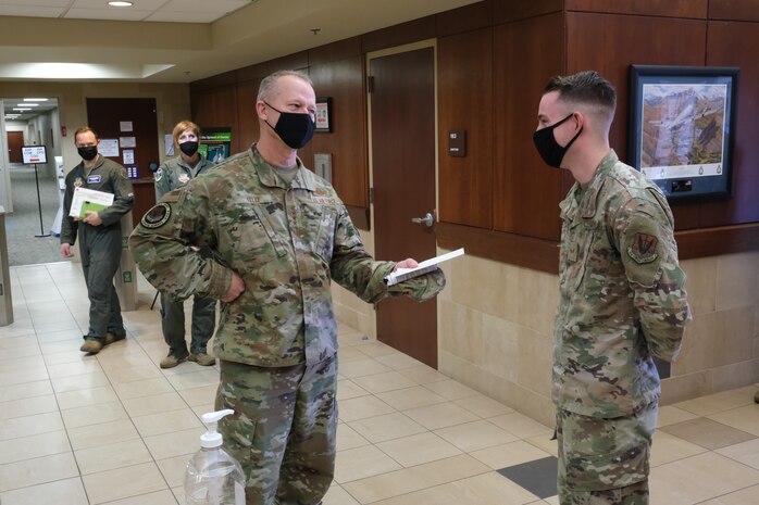 Photo of USAF Gen Kelly shaking Airman's hand