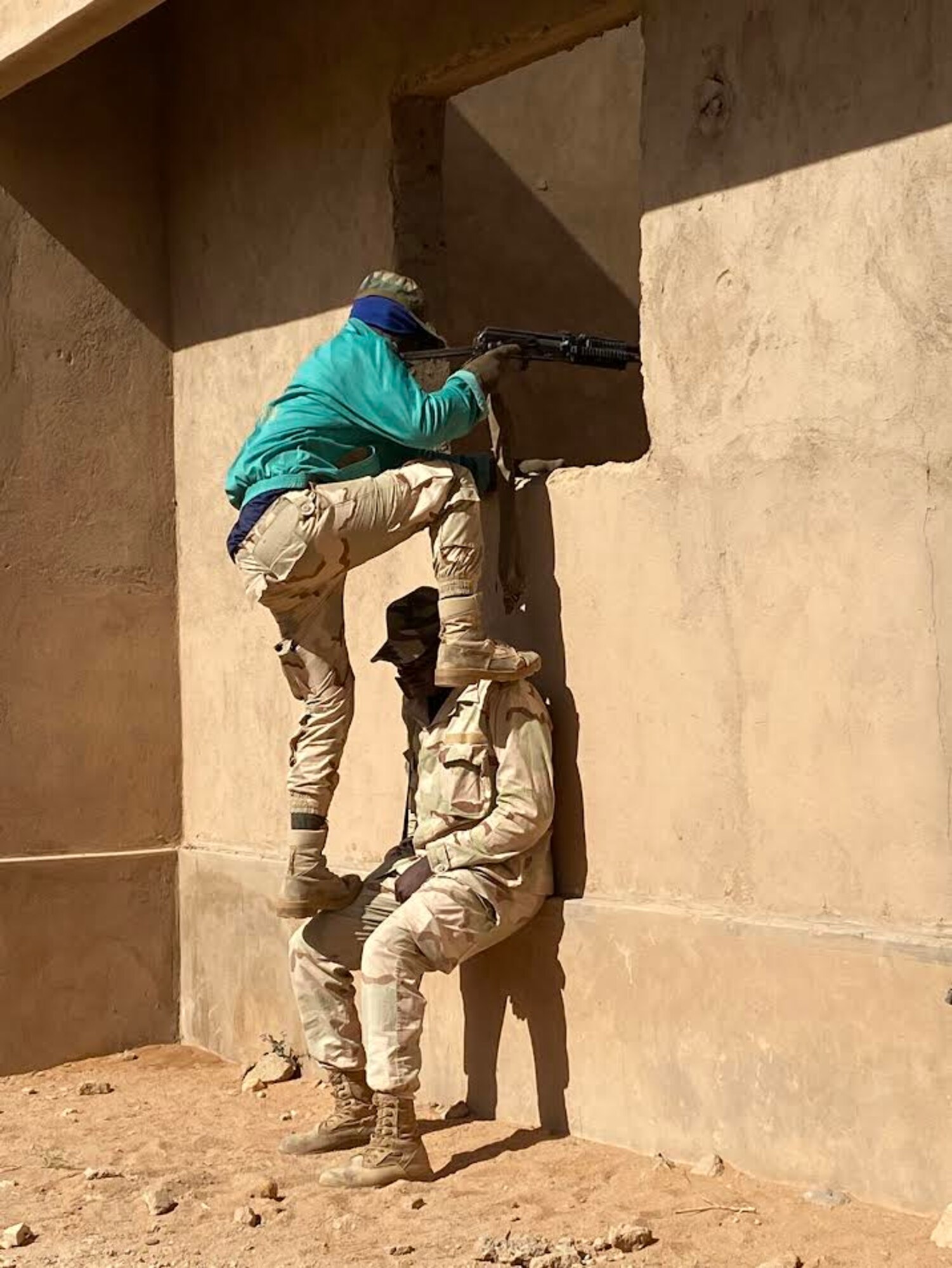Nigerien Armed Forces (French language: Forces Armées Nigeriennes),practice entering a building during close-quarters battle training at Nigerien Air Base 201, Agadez, Niger, Feb. 3, 2022. The training was taught by the 409th Expeditionary Security Forces Squadron air advisors, as a part of an eight-week course, to strengthen FAN defense capabilities, while enhancing the long-standing military-to-military partnerships with African nations. (U.S. Air Force courtesy photo by Capt. Brian Tabares)