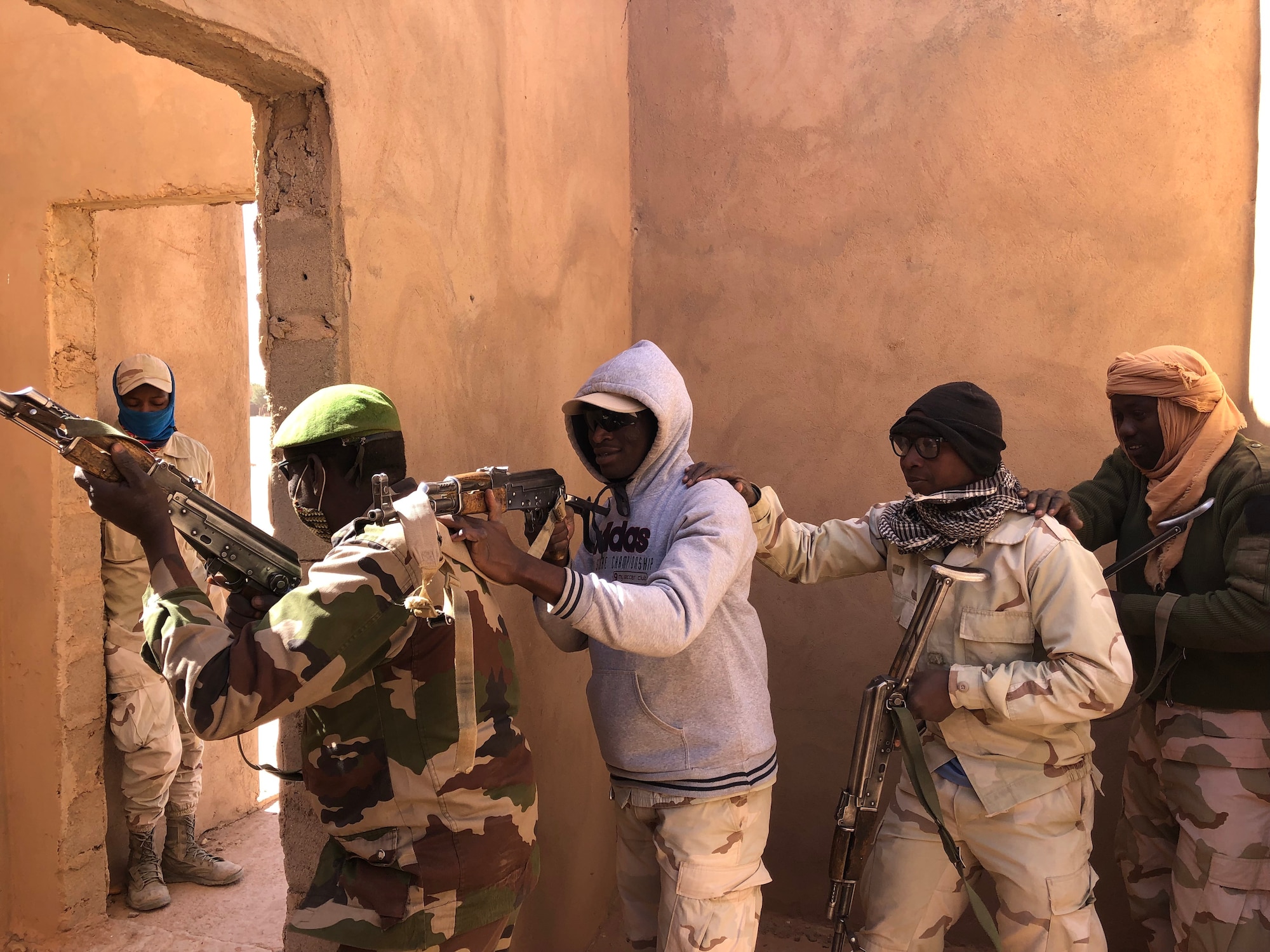 Nigerien Armed Forces (French language: Forces Armées Nigeriennes), practice clearing a building during close-quarters battle training at Nigerien Air Base 201, Agadez, Niger, Feb. 3, 2022. The training was taught by the 409th Expeditionary Security Forces Squadron air advisors, as a part of an eight-week course, to strengthen defense capabilities, while enhancing the long-standing military-to-military partnerships with African nations. (U.S. Air Force courtesy photo by Capt. Keith Richards)
