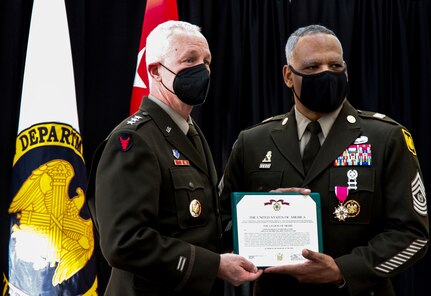 Army Lt. Gen. Jon Jensen, director of the Army National Guard, presents the U.S. Army Legion of Merit award to Command Sgt. Maj. John Sampa for his exceptionally meritorious service while assigned as the Army Guard’s top senior enlisted member from 2018 to 2022.