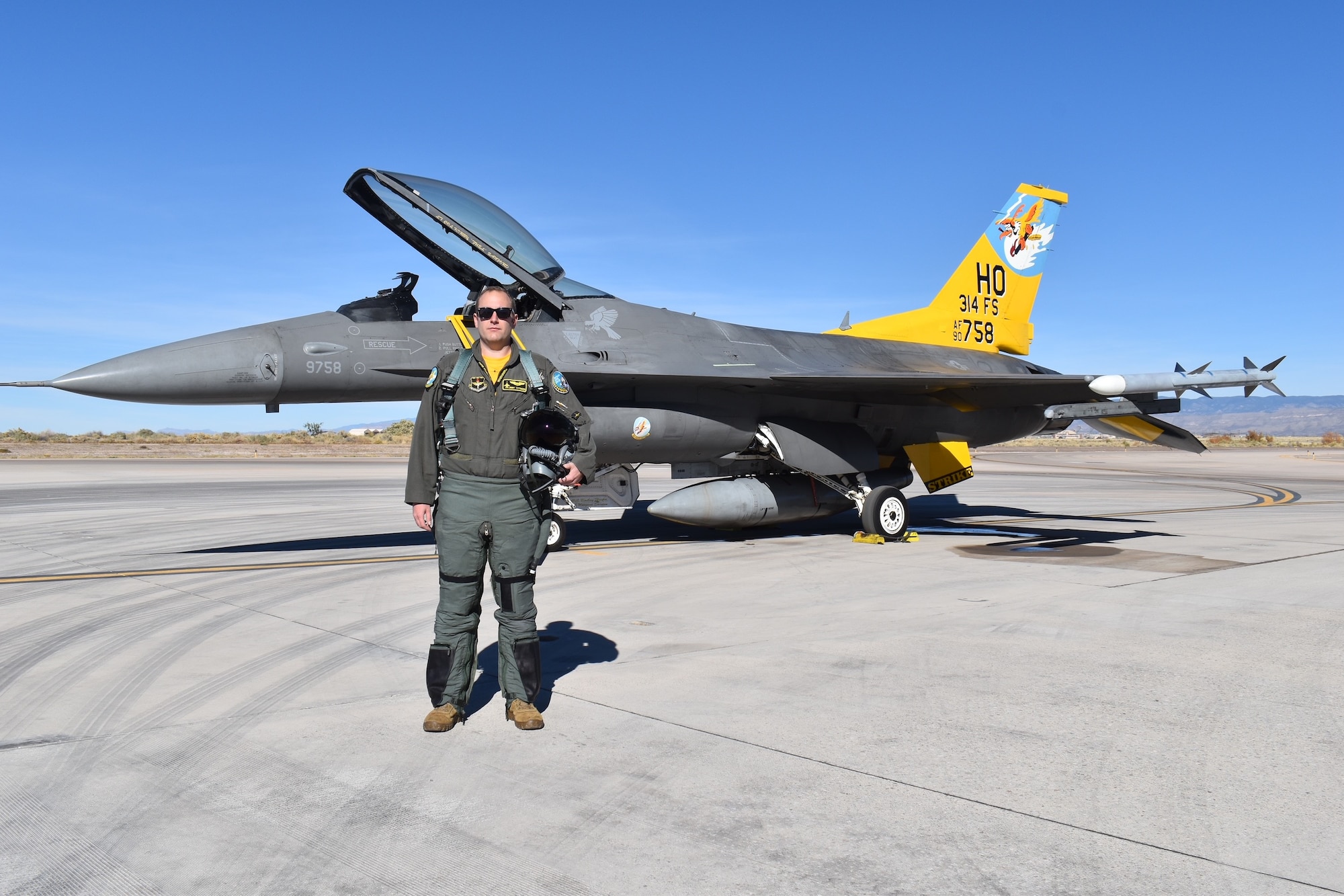 U.S. Navy Blue Angels visit Tinker Air Force Base > Tinker