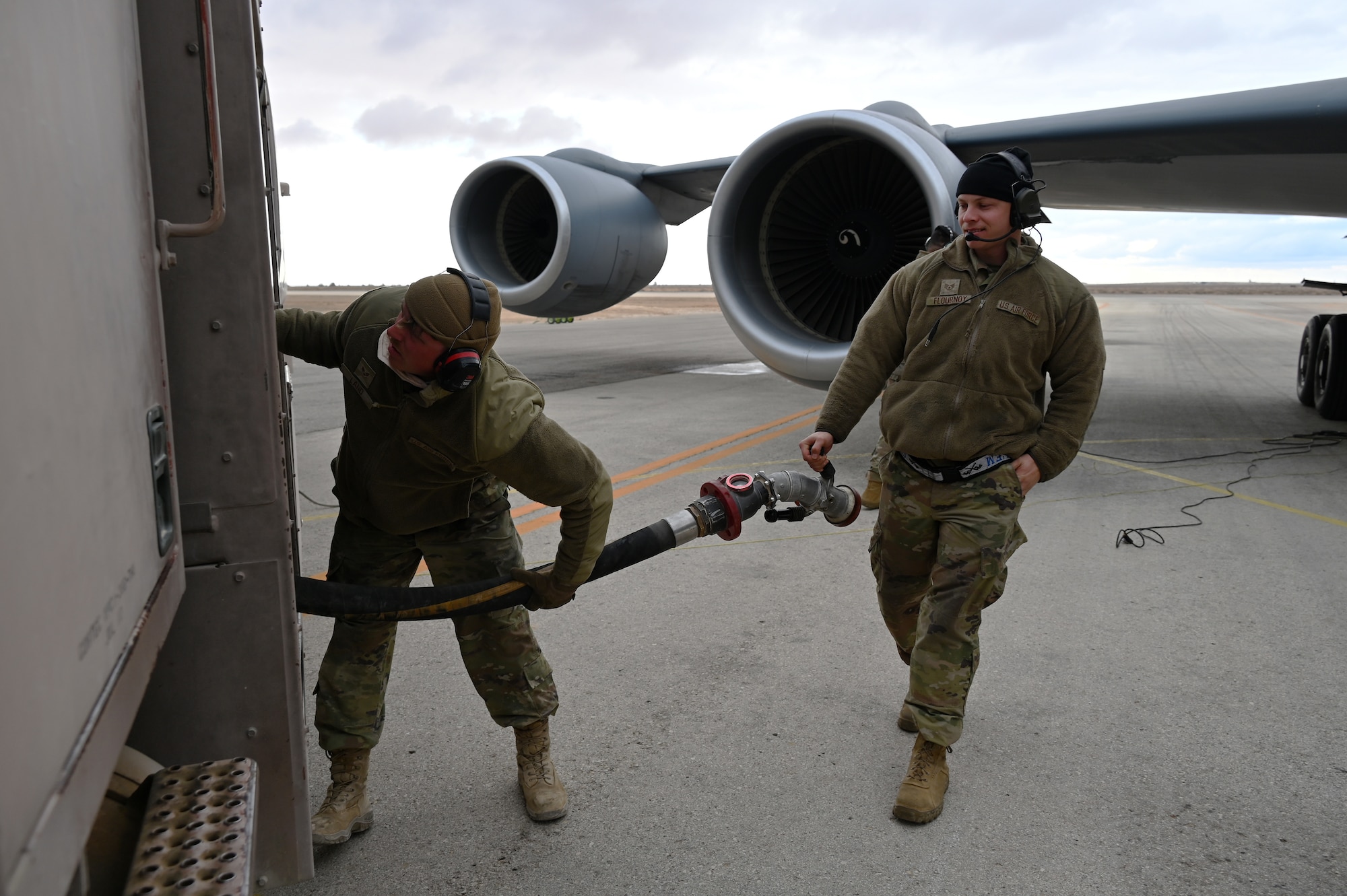 F-16 crew chiefs hot pit refuel KC-135