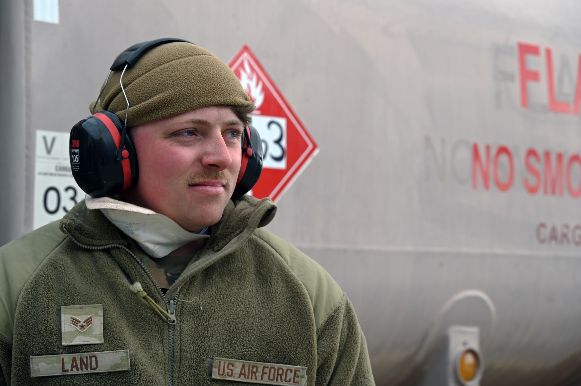 F-16 crew chiefs hot pit refuel KC-135