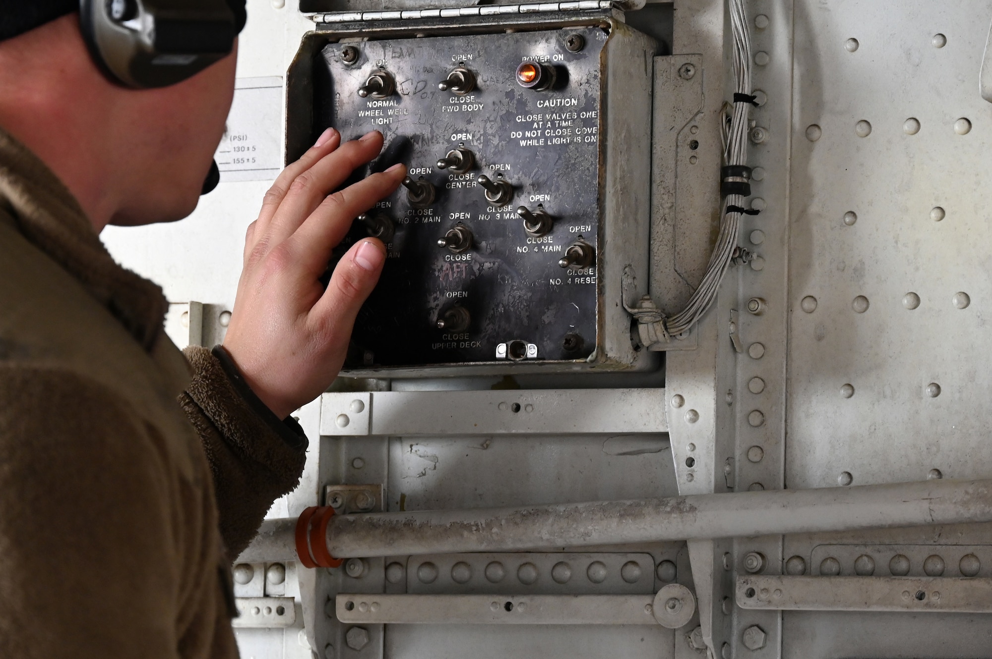 F-16 crew chiefs hot pit refuel KC-135