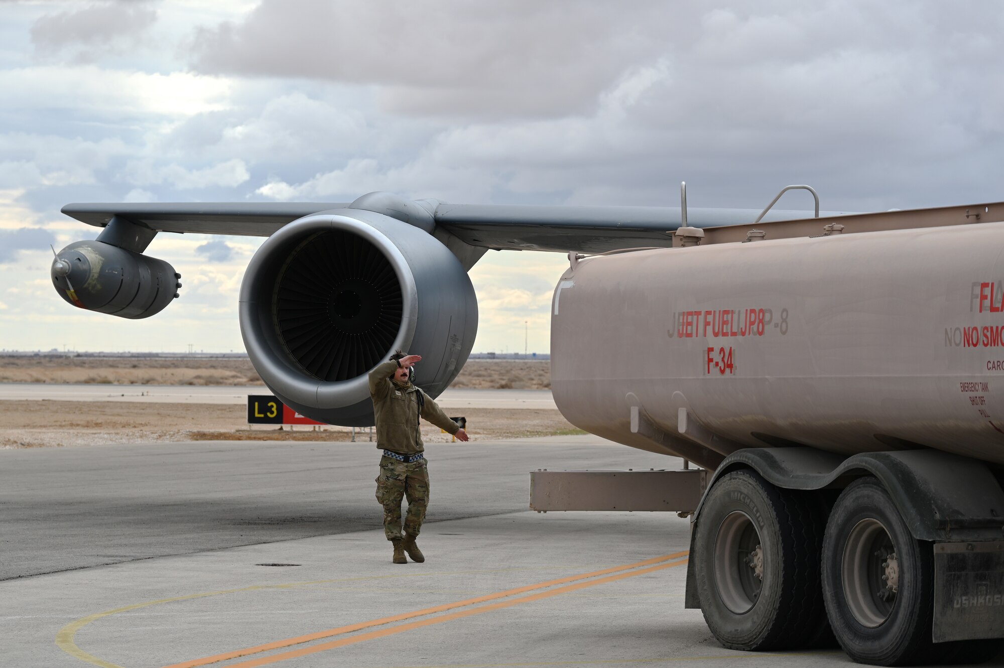 F-16 crew chiefs hot pit refuel KC-135