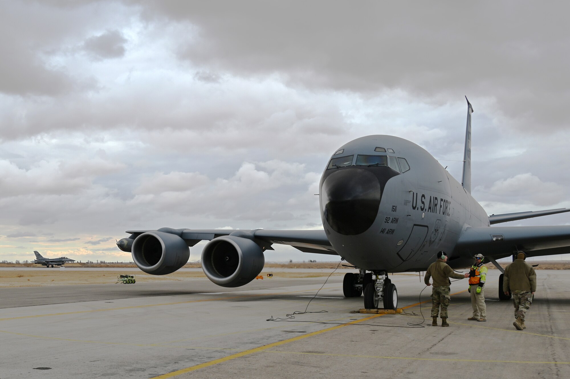 F-16 crew chiefs hot pit refuel KC-135