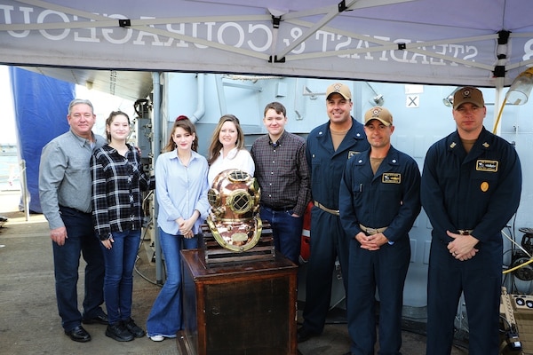 USS STETHEM (DDG 63) Hosts Stethem Family Visit