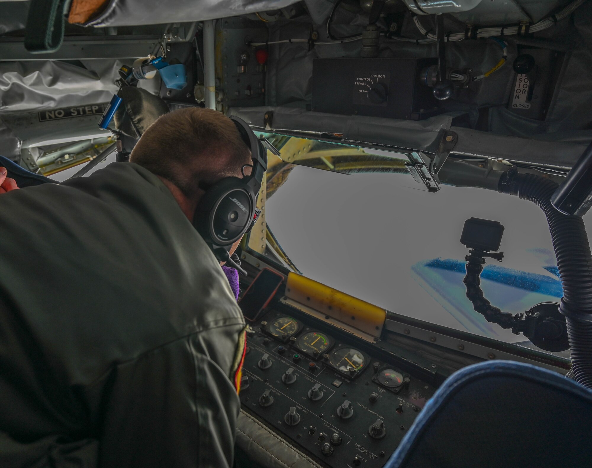 Boom operator refuels an F-22