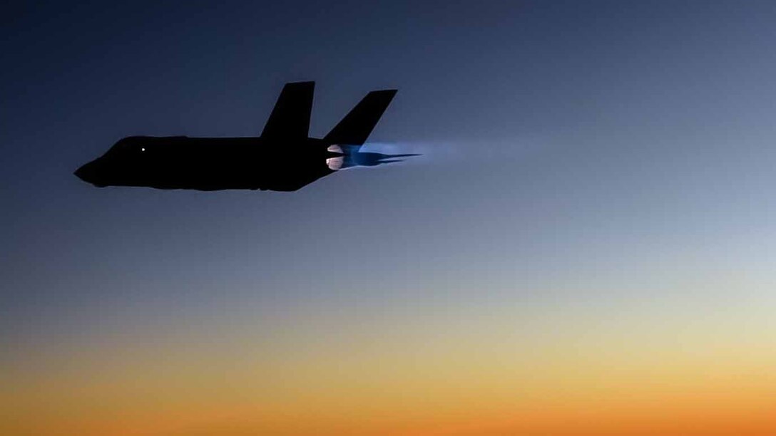 第314海兵戦闘攻撃飛行隊のF-35CライトニングIIが2022年2月6日、アフターバーナーを吐きながら加速していく様子です。