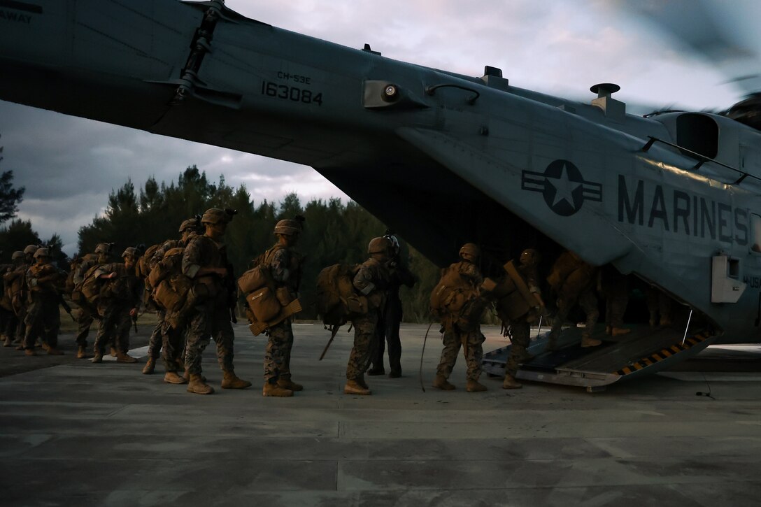 第７海兵連隊第２大隊の隊員らがジャングル戦闘訓練中にCH53スーパースタリオンに搭乗する様子。２０２２年２月１５日、アメリカ海兵隊基地キャンプ・シュワブ