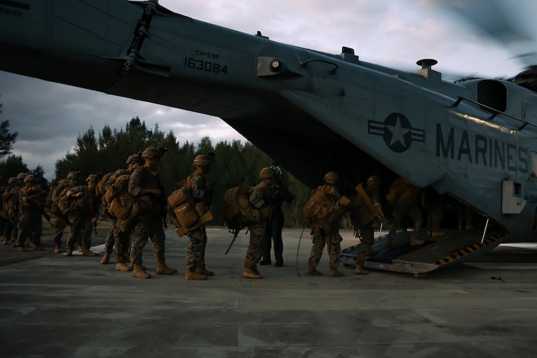 第７海兵連隊第２大隊の隊員らがジャングル戦闘訓練中にCH53スーパースタリオンに搭乗する様子。２０２２年２月１５日、アメリカ海兵隊基地キャンプ・シュワブ