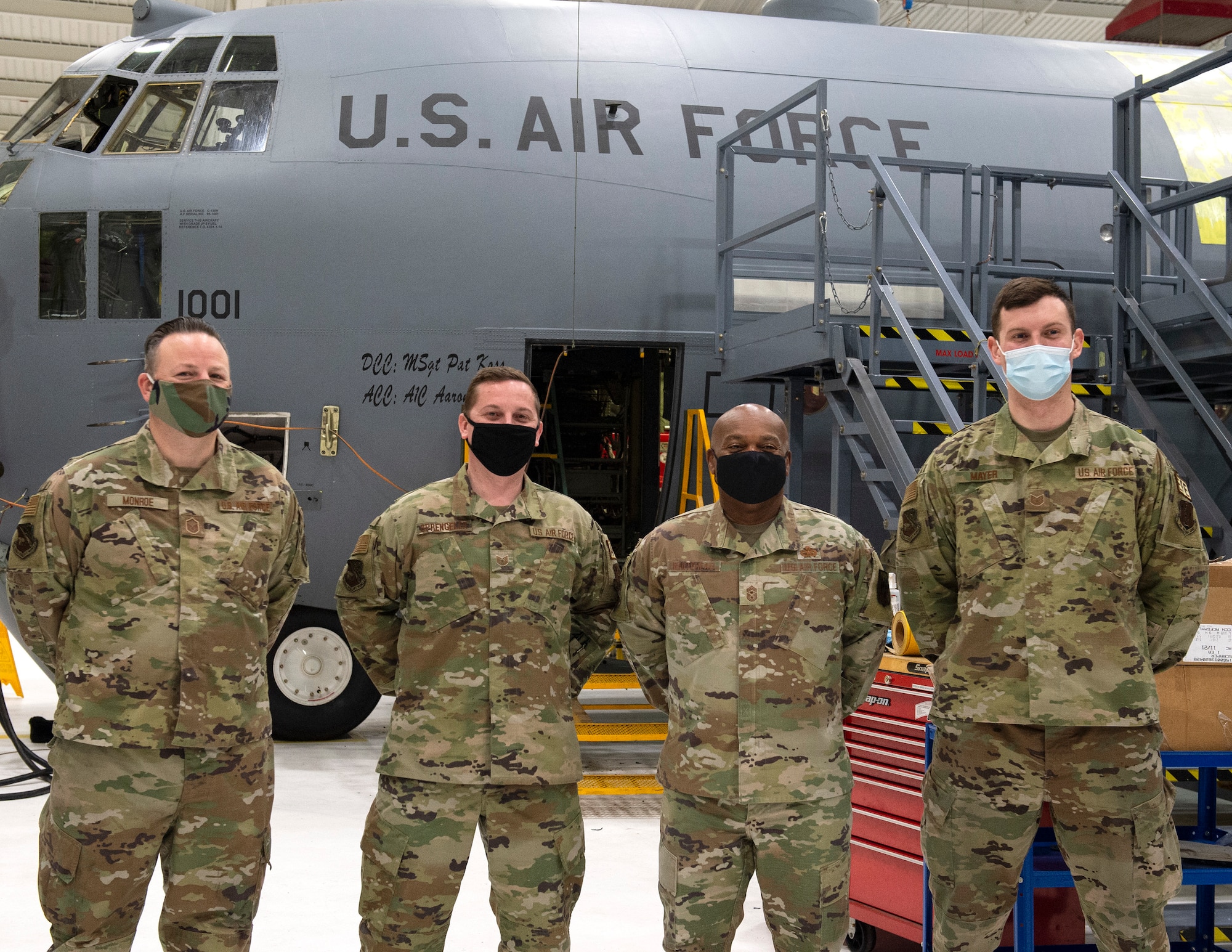 U.S. Air Force Airmen from the 133rd Maintenance Group, pose of a photograph with Senior Enlisted Advisor Tony L. Whitehead, senior enlisted advisor to the chief, National Guard Bureau in St. Paul, Minn., Feb. 16, 2022.