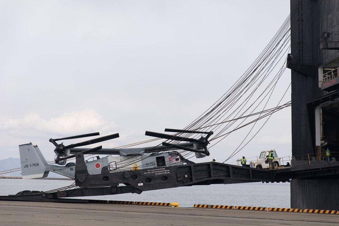 陸上自衛隊仕様のMV22オスプレイが山口県岩国基地に陸揚げされる様子です。