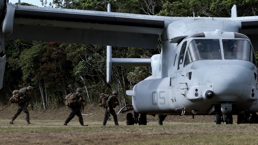 第３海兵師団に所属する第７海兵連隊第２大隊が2022年２月１５日にアメリカ海兵隊基地キャンプ・シュワブで行ったジャングル戦闘演習で、MV22Bオスプレイに搭乗する様子です。
