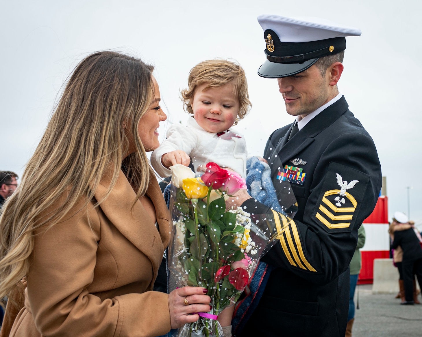 Chief Machinist’s Mate (Nuclear) Ryan O’Neill, assigned to the Virginia-Class fast-attack submarine USS Washington (SSN 787), embraces his son, Silas, and wife, Heather, during the boat’s homecoming at Naval Station Norfolk , Feb. 27, 2022.