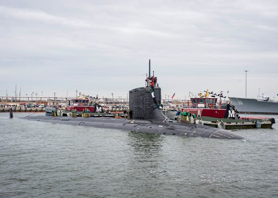 The Virginia-Class fast-attack submarine USS Washington (SSN 787) prepares to moor pier side at Naval Station Norfolk, Feb. 27, 2022.